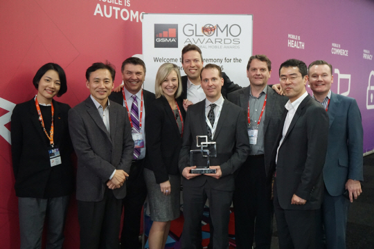 지난 2월 스페인에서 열린 'GSMA 모바일어워드(GSMA Global Mobile Awards)'에서 악세디언과 SK텔레콤은 공동 개발한 '네트워크 성능 감시 솔루션'으로 '기반기술부문 최고상'을 수상했다. 수상 후 관계자들이 기념사진을 찍고 있다. <악세디언 제공>